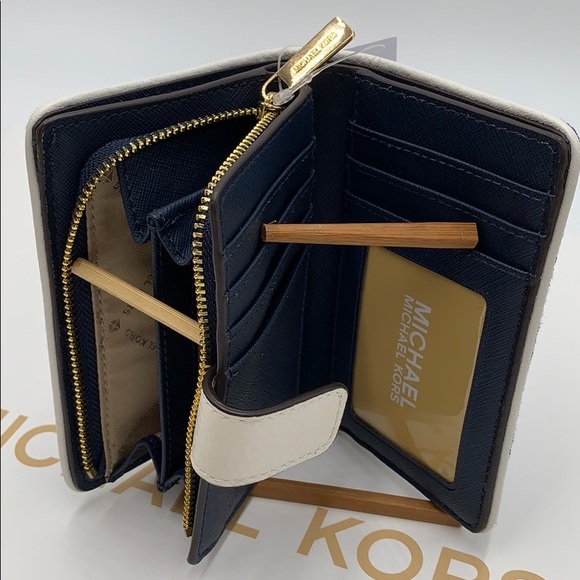 MICHAEL KORS JET SET TRAVEL MD BFLD ZIP CN - Picture 10 of 16